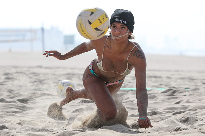 Thi đấu ngoài trời và trên sân cát nên banh bóng chuyền bãi biển phải có được lớp da ngoài bền chắc
