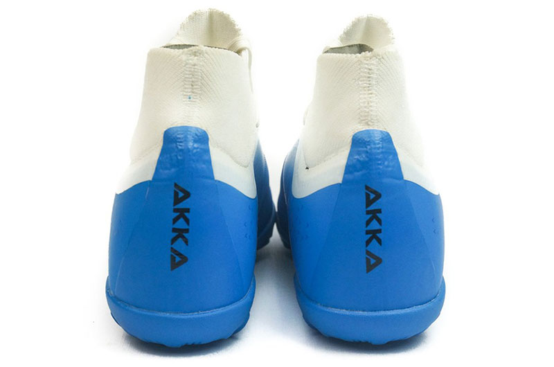 Đây là mẫu giày đá bóng cổ cao đầu tiên của thương hiệu Akka