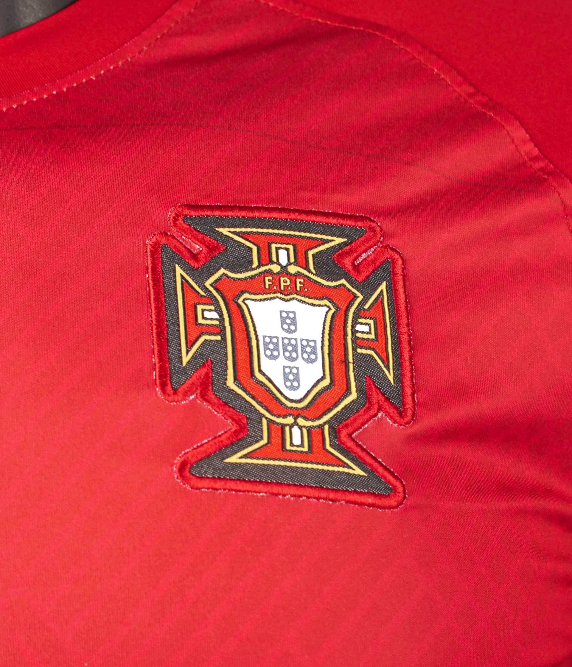 Bồ Đào Nha đã trở thành một trong những đối thủ mạnh mẽ của Đội Tuyển Bóng Đá Việt Nam tại các giải đấu quốc tế. Cùng hâm nóng cho các trận đấu cập nhật nhất với áo đấu của Đội Tuyển Bóng Đá Bồ Đào Nha tuyệt đẹp!